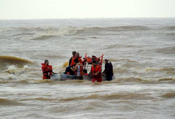 Xuồng cứu nạn của SAR 412  (Trung tâm Phối hợp Tìm kiếm cứu nạn Hàng hải Việt Nam - Vietnam MRCC) đã tiếp cận và giải cứu thành công 4 thuyền viên của NĐ 2626 bị mắc cạn tại cửa sông Gianh (Quảng Bình) - Ảnh: Vietnam MRCC