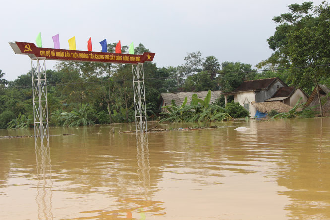 Nhiều nhà dân, đường giao thông  ở xã Đức Hương, Đức Liên, Đức bồng   bị chìm sâu trong biển nước