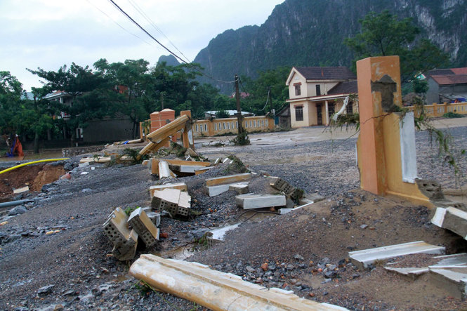 Nhiều công trình xây dựng cơ bản ở Quảng Bình bị cuốn trôi gây thiệt hại lớn - Ảnh: HỮU KHÁ