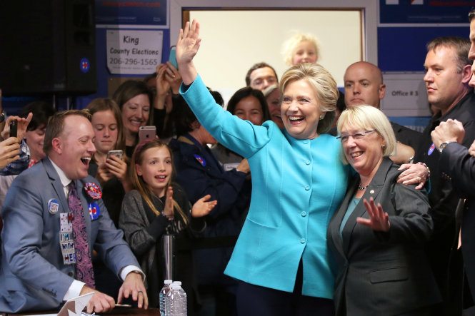 Ứng cử viên tổng thống Mỹ Hillary Clinton vẫy tay chào mọi người tại một văn phòng của chiến dịch tranh cử ở Seattle, Washington - Ảnh: Reuters