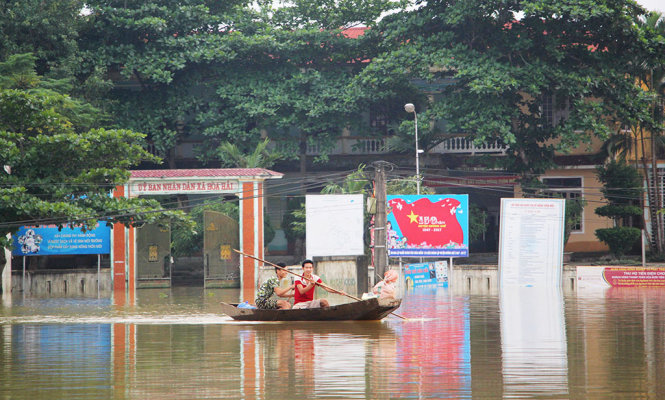 Chiều 17-10, nước vẫn ngập đường vào trụ sở xã Hòa Hải, huyện Hương Khê (Hà Tĩnh) - Ảnh: DOÃN HÒA