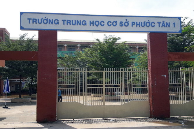 Trường THCS Phước Tân 1 đóng cửa, cho học sinh nghỉ học do nước lũ dâng cao - Ảnh: A Lộc