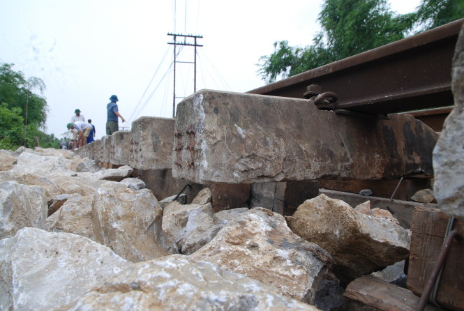 Nhiều đoạn đường sắt tại cung đường sắt Lệ Sơn mới chỉ được khắc phục tạm thời để đảm bảo thông tuyến – Ảnh: QUỐC NAM