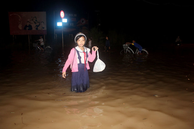 Một học sinh đi học về trên đường Lê Văn Lương - Ảnh: ĐỨC PHÚ