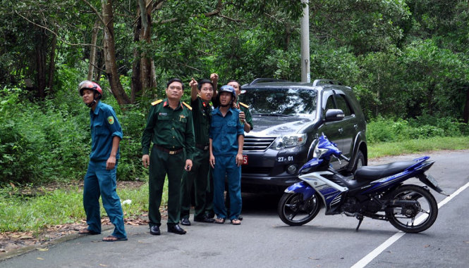 Nhóm của Đại tá Phạm Phú Ý chờ trao đổi với những người đi rừng về xem có thấy dấu vết máy bay không - Ảnh: Đông Hà