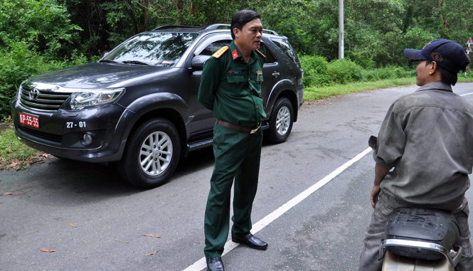 Đại tá Phạm Phú Ý trao đổi với một người đi rừng về xem có thấy dấu vết máy bay không - Ảnh: Đông Hà