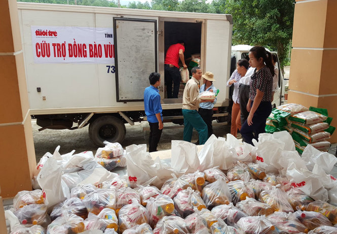 Hàng cứu trợ đầu tiên đến Kim Hóa- xã thiệt hại nặng ở huyện Tuyên Hóa - Ảnh: L.Đ.Dục