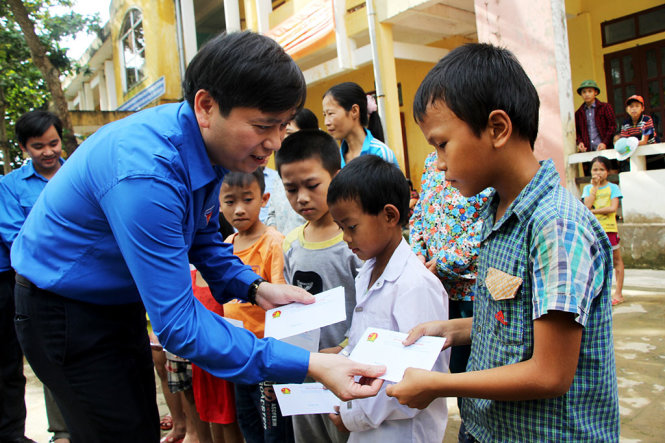 10 học sinh của Trường tiểu học Hòa Hải nhận quà hỗ trợ của Trung ương đoàn - Ảnh: DOÃN HÒA