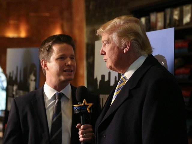Billy Bush (trái) và tỉ phú Donald Trump trong một chương trình truyền hình - Ảnh: AFP