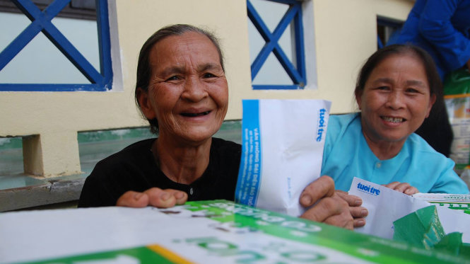 Bà Nguyễn Lạc, 74 tuổi, trú thôn Cao Cảnh, xã Cao Quảng cười tươi rói khi được nhận quà của bạn đọc báo Tuổi Trẻ – Ảnh: QUỐC NAM