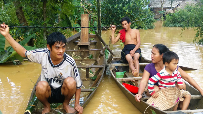 Người dân xã Phương Mỹ, huyện Hươn Khê, tỉnh Hà Tĩnh đi lại bằng thuyền - Ảnh: VĂN ĐỊNH