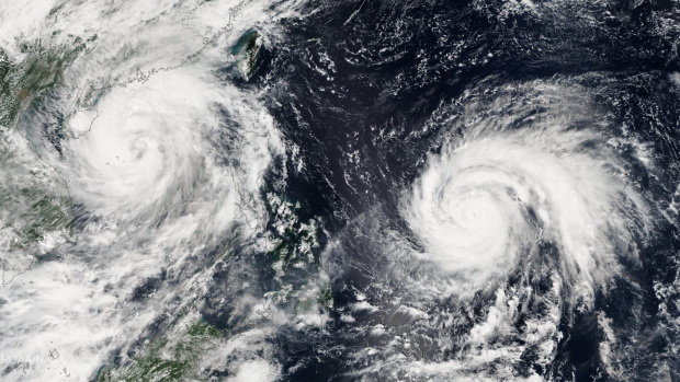 Ảnh mây vệ tinh cho thấy bão Sarika (trái) và siêu bão Haima đang hoạt động trên biển - Ảnh: NASA