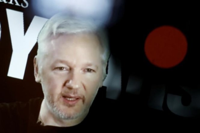 Ông Julian Assange, nhà sáng lập WikiLeaks phát biểu qua video trong buổi họp báo nhân dịp kỷ niệm 10 năm thành lập trang web WikiLeaks tại Berlin, Đức ngày 4-10-2016 - Ảnh: Reuters