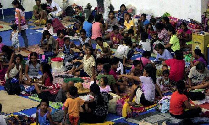 Người dân Philippines sơ tán tránh bão Haima hôm 19-10 - Ảnh: REUTERS