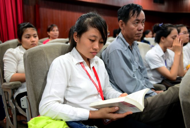 Em Nguyễn Thị Ánh Tuyết – Sinh viên trường ĐH Sư Phạm TP.HCM tranh thủ đọc sách chờ đến giờ diễn ra chương trình - Ảnh: DUYÊN PHAN