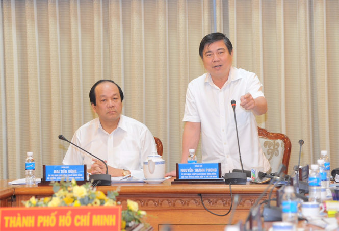 Chủ tich UBND.TP.HCM Nguyễn Thành Phong phát biểu tại buổi làm việc với đoàn công tác chính phủ sáng 21-10-2016 - Ảnh TỰ TRUNG