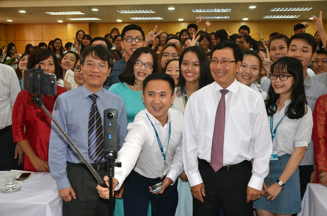 Phó Thủ tướng, Bộ trưởng Bộ Ngoại giao Phạm Bình Minh chụp ảnh “tự sướng” (wefie) cùng các tân sinh viên Học viện Ngoại giao sáng ngày 21-10 - Ảnh: Q. TR.
