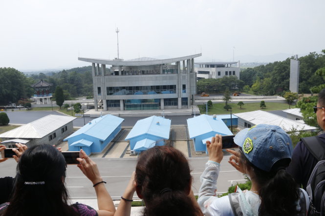 Từ bên kia biên giới, du khách được phép chụp hình cơ sở quân đội của Hàn Quốc - Ảnh: T.LỘC