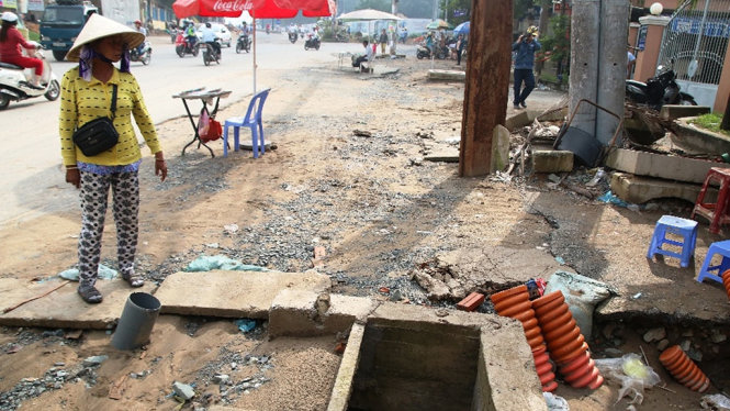 Hố ga mở nắp không che chắn tại đường Lê Văn Việt (Q.9) - Ảnh: LÊ PHAN