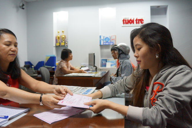 Bạn Nguyễn Thị Xoan - sinh viên ở P.10, Q.Tân Bình, TP.HCM - đóng góp cứu trợ đồng bào các tỉnh miền Trung bị lũ lụt - Ảnh: NGUYỄN CÔNG THÀNH