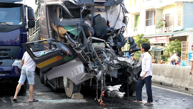 Vụ tai nạn khiến đầu xe ô tô chở thép nát bét – Ảnh: QUỐC NAM