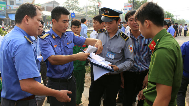 Lực lượng chức năng tiến hành lập biên bản, bàn giao tài sản cho người nhà nạn nhân