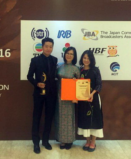 Từ trái qua: nhà sản xuất Ngô Liên, bà Nhật Hoa và đạo diễn Nhật Huy của Đường đến trường trong buổi lễ nhận giải thưởng ABU - Ảnh: NVCC