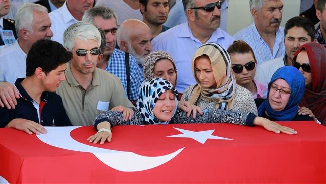 Một phụ nữ khóc thương bên quan tài một nạn nhân thiệt mạng trong vụ đảo chính bất thành tại thủ đô Ankara, Thổ Nhĩ Kỳ ngày 17-7 - Ảnh: AFP