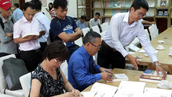 Nhiều bạn đọc hâm mộ đến xin chữ ký của tác giả Nguyễn Duy Chính tại buổi giao lưu. Ảnh: L.Điền