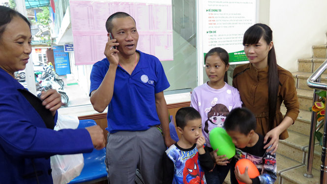 Thuyền viên Nguyễn Văn Hạ nói chuyện qua điện thoại với người thân ở quê nhà Hà Tĩnh