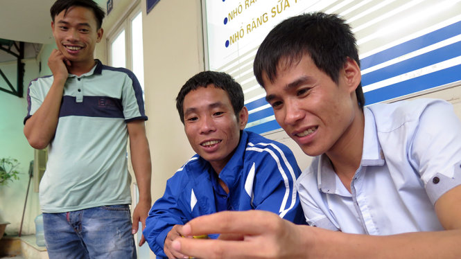 Thuyền viên Phan Xuân Phương (giữa) nói chuyện trực tuyến với người thân ở quê nhà Nghệ An - Ảnh: QUANG THẾ