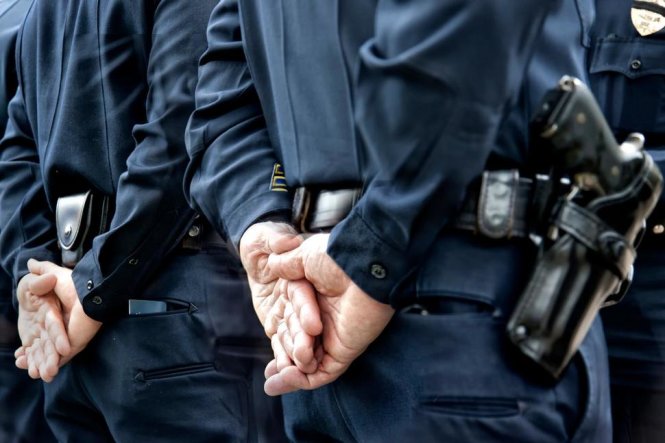 Một cuộc khảo sát ý kiến gần đây của Gallup cho thấy 76% người Mỹ rất tôn trọng cảnh sát - Ảnh: AFP