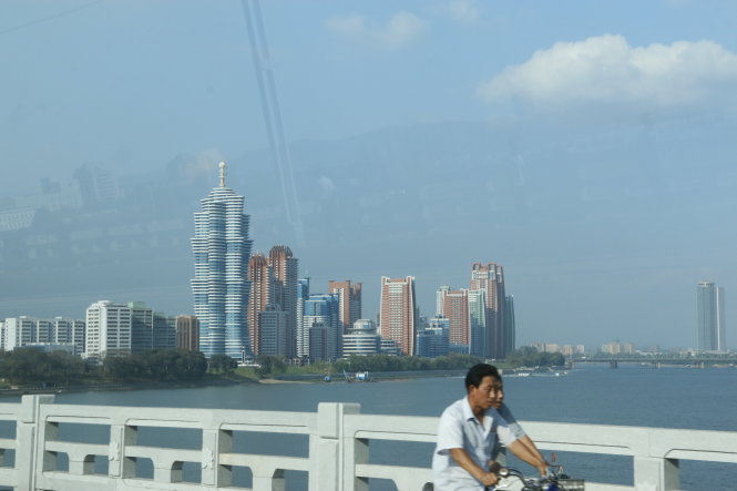Kiến trúc kiểu mới ở đại lộ Bình Xuyên Giang (nhìn từ cầu Chungsong bắc qua sông Đại Đồng) - Ảnh: THÁI LỘC