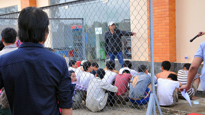 Các học viên trốn trại bị lực lượng chức năng truy bắt để đưa trở lại về cơ sở cai nghiện tỉnh Đồng Nai rạng sáng 24-10. Ảnh: A LỘC