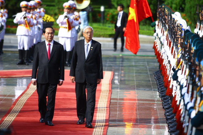Chủ tịch nước Trần Đại Quang và Tổng thống Myanmar Htin Kyaw duyệt đội danh dự tại Phủ chủ tịch chiều 26-10 - Ảnh: NGUYỄN KHÁNH