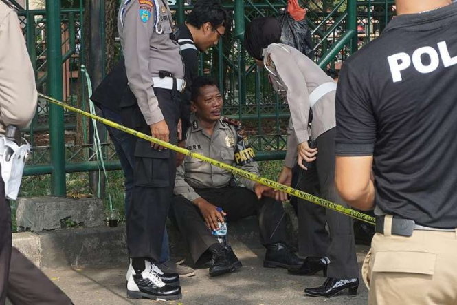 Một sĩ quan cảnh sát thất thần sau vụ tấn công nhắm vào hai nhân viên ở đồn cảnh sát Tangerang do 
