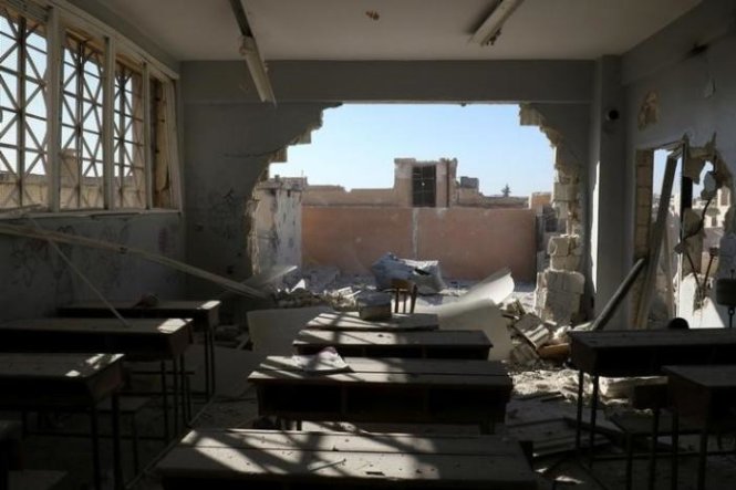 Phòng học bị hư hại sau cuộc không kích nhắm vào phe nổi dậy tại làng Haas, tỉnh Idlib - Ảnh: Reuters