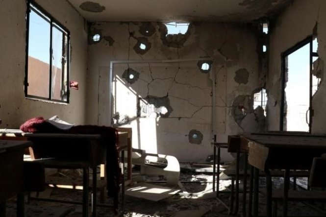 Phòng học bị hư hại sau cuộc không kích nhắm vào phe nổi dậy tại làng Haas, tỉnh Idlib - Ảnh: Reuters