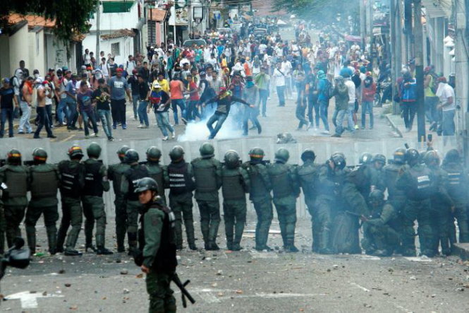 Người biểu tình đối mặt với lực lượng vệ binh quốc gia Venezuela tại thành phố San Cristobal ngày 26-10 - Ảnh: Reuters