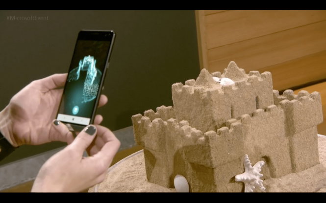 Giám đốc mảng công nghệ HoloLens thuộc Microsoft bà Megan Saunders trình diễn dùng smartphone HP Elite x3 dùng hệ điều hành Windows 10 MObile quét ảnh 3-chiều (3D) của lâu đài cát, tạo ra ảnh 3D trên di động - Ảnh trích từ clip: VentureBeat