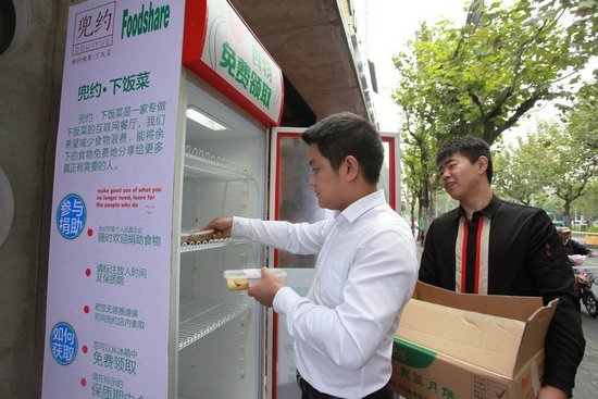 Để đồ ăn thừa vào những tủ lạnh đặt tại nơi công cộng giúp người khó khăn - Ảnh: CCTV
