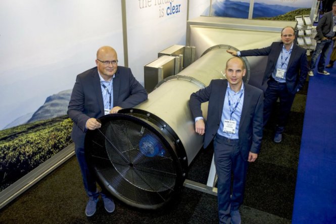 Các nhà sáng chế (từ trái qua) Peter van Wees, Simon van der Burg và Tim Petter của Envinity Group đứng bên hệ thống làm sạch không khí ngoài trời lớn nhất thế giới - Ảnh: AFP