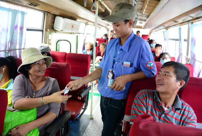 Phần lớn hành khách đi xe buýt tại TP.HCM đều được hưởng trợ giá từ ngân sách - Ảnh: DUYÊN PHAN