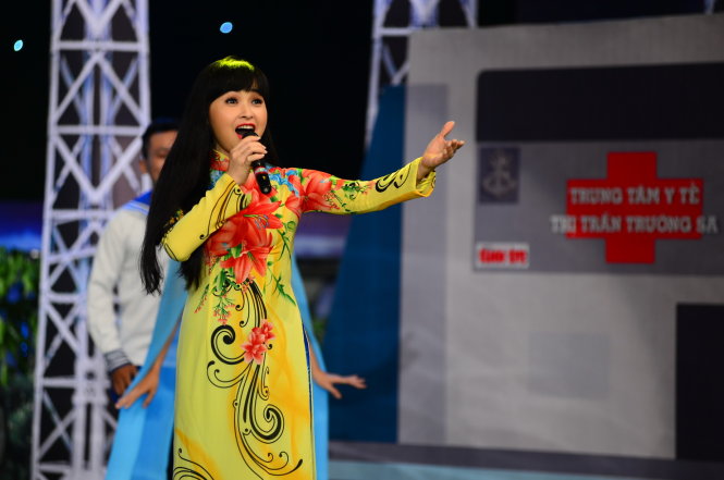 Ca sĩ Trang Nhung trình diễn ca khúc Sức sống Trường Sa
