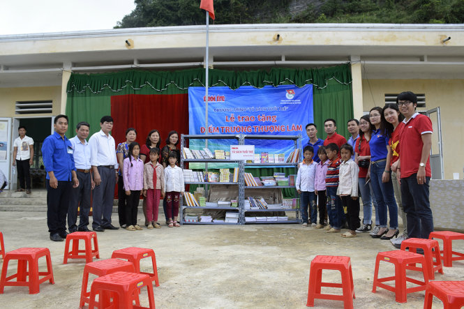 Đại diện địa phương và học sinh điểm trường Thượng Lâm nhận Tủ sách Tuổi Trẻ - Ảnh: ĐÔNG HẢI