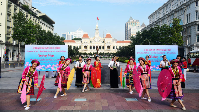 Nhóm người cao tuổi biểu diễn tiết mục âm nhạc về các dân tộc Việt Nam - Ảnh: HỮU THUẬN