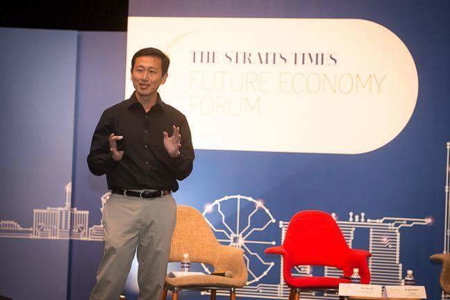 Tân Bộ trưởng Ong Ye Kung trong một buổi nói chuyện ở báo Straits Times - Ảnh: Twitter