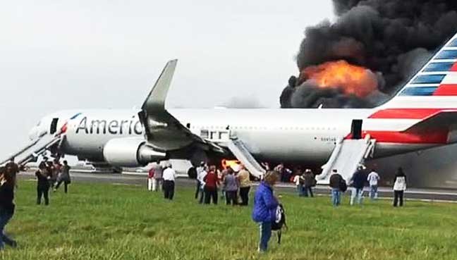 Hành khách thoát ra từ máy bay gặp nạn của hãng American Airlines - Ảnh: AFP