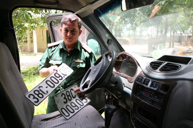 Thiếu tá Lê Trọng Tình với chiếc xe vận chuyển thuốc lá lậu vừa tịch thu vào tháng 6-2016 - Ảnh: VIỄN SỰ