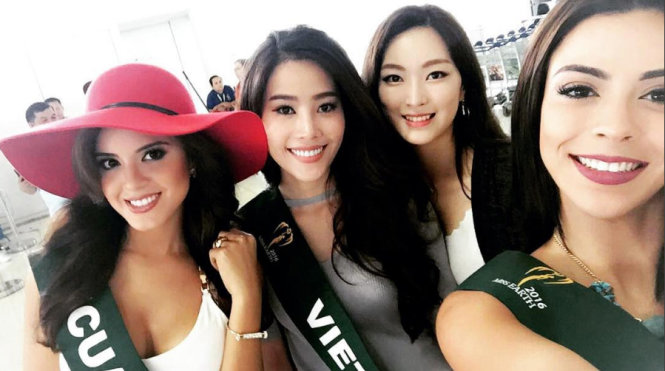 Nam Em chụp ảnh cùng người đẹp Ecuador Katherine Espin (vừa lên ngôi Hoa hậu Trái đất), thí sinh Hàn Quốc... - Ảnh: Instagrams Katherine Espin.